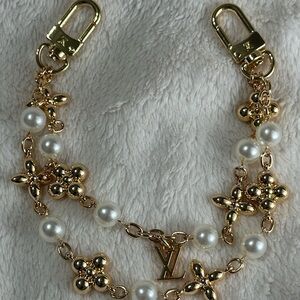 Louis Vuitton Blooming Flowers Bag Charm ✨ Pearl Mono Chain